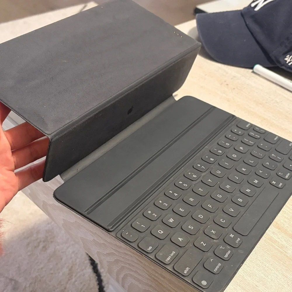 Apple Smart Keyboard 11